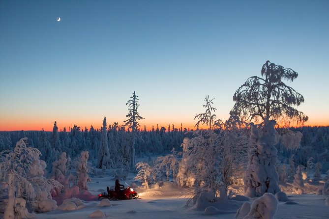 Evening Escape - Snowmobile safari and campfire in Rovaniemi - Learning to handle the snowmobile