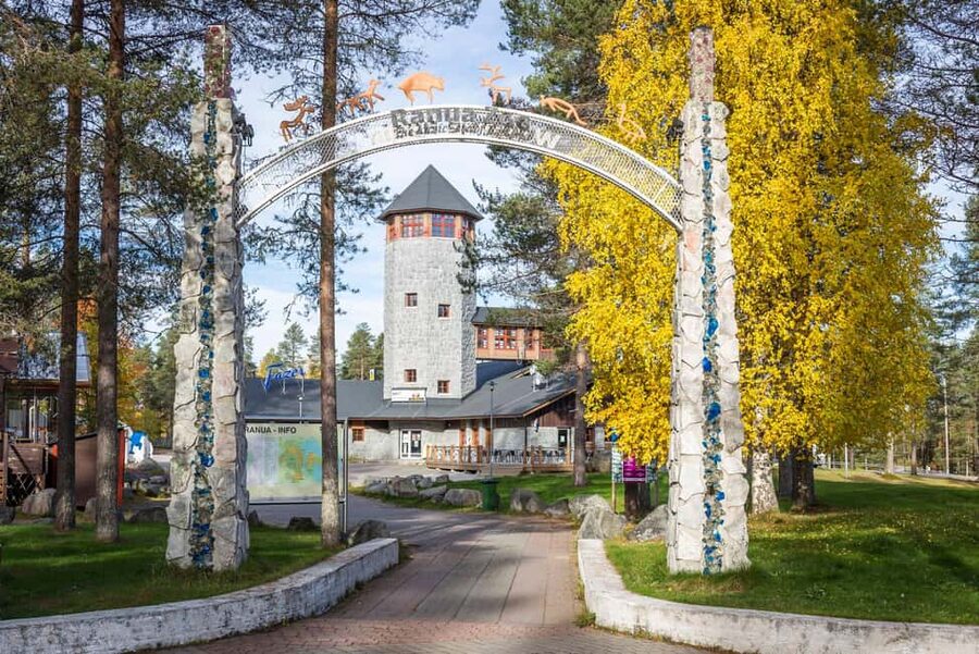 From Rovaniemi: Visit Wildlife Park in Ranua - The minibus ride from your hotel