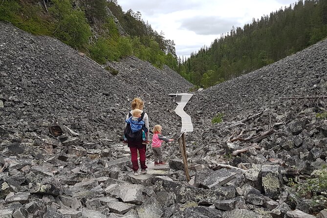 Guided easy hike in Finland deepest gorge in Pyhä-Luosto National Park - What the two and a half hours really include