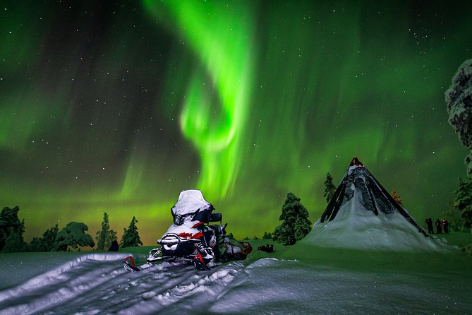 Hunting Northern Lights by Snowmobiles - Learning to handle the snowmobile