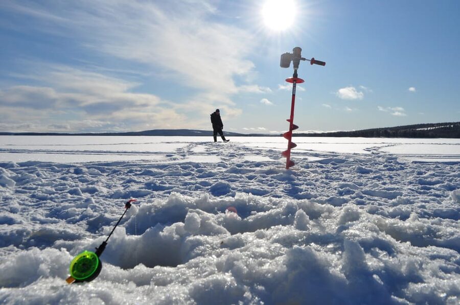 Ice fishing program in Lapland - A silent lake with room to breathe