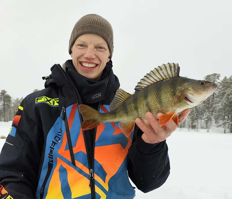 Inari: 2 hour Ice Fishing at Lake Inari - Learning the ice fishing basics at your first hole