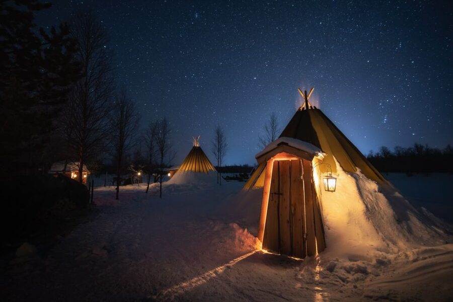 Ivalo: Lake Inari Northern Lights Tour w/ Reindeer & Dinner - Pausing at Lake Inari