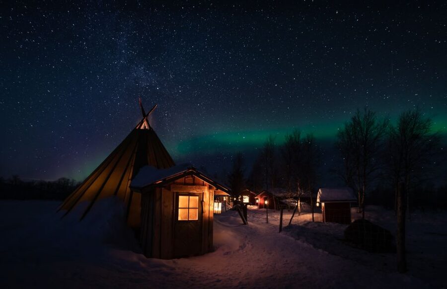 Ivalo: Lake Inari Northern Lights Tour w/ Reindeer & Dinner - The sleigh ride across the frozen wilderness