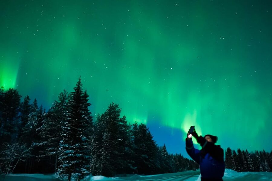 Levi: Northern Lights Tour with Guaranteed Sightings - Staying warm at minus 40 degrees