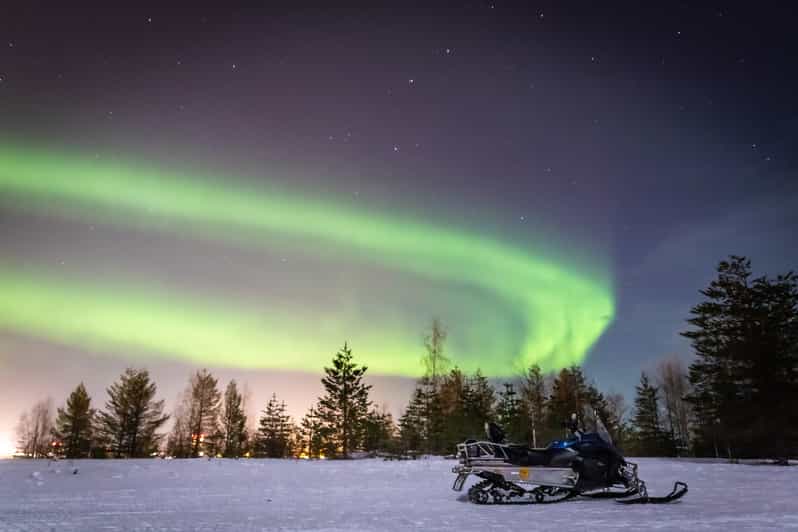 Levi: Snowmobile Northern Lights Hunting Trip - Pickup from Levi and getting ready to ride
