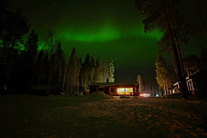 Northern Lights Hunting in Lappish old cottage - What the guides add to the evening