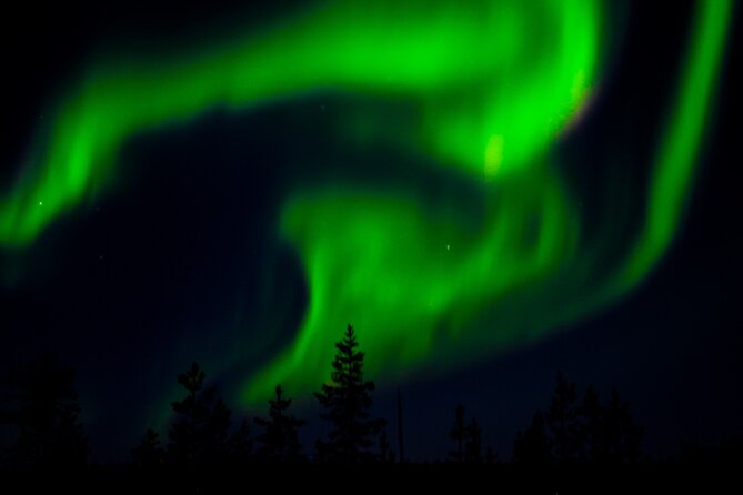 Private Northern Lights Tour With Skis Or Snowshoes in Pyhä - A campfire stop with local food