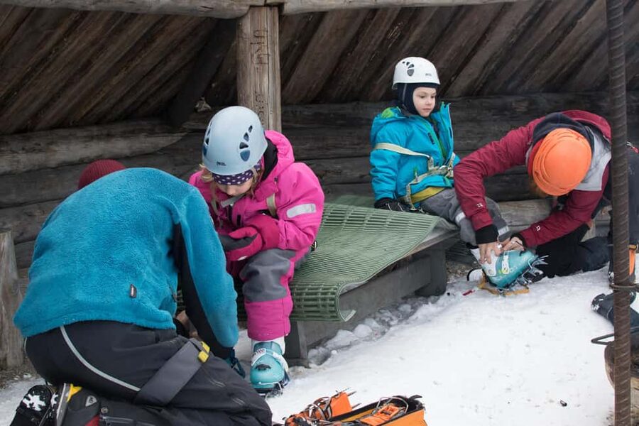 Pyhätunturi: Kid's Ice Climbing Adventure in Finnish Lapland - Age, language, and group details