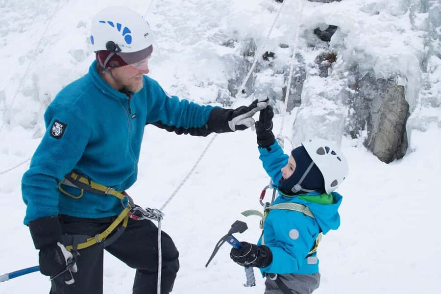 Pyhätunturi: Kid's Ice Climbing Adventure in Finnish Lapland - Meeting at Hotel Pyhätunturi