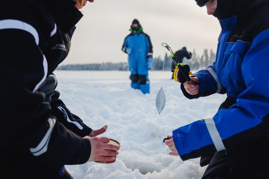 Rovaniemi: Arctic Circle Ice Fishing Experience - Clothing is included, but prepare properly