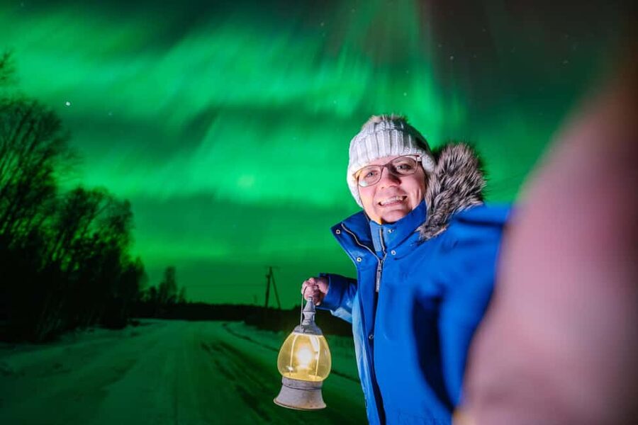 Rovaniemi: Aurora Hunt with Money-Back Guarantee and Photo - The professional portrait and camera help