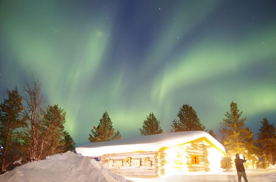 Rovaniemi: Aurora Hunting Tour with Photography by Van - The open fire and Lappish food stop