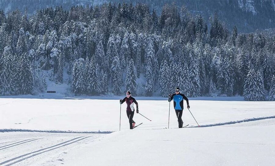 Rovaniemi: Cross Country Wilderness Ski Adventure - Learning the flowing motion of cross-country skiing
