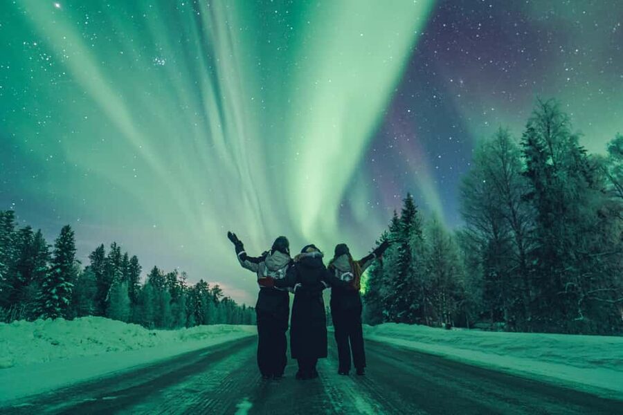 Rovaniemi: Discover the Northern Lights Photography Tour - Pickup in Rovaniemi and the first briefing