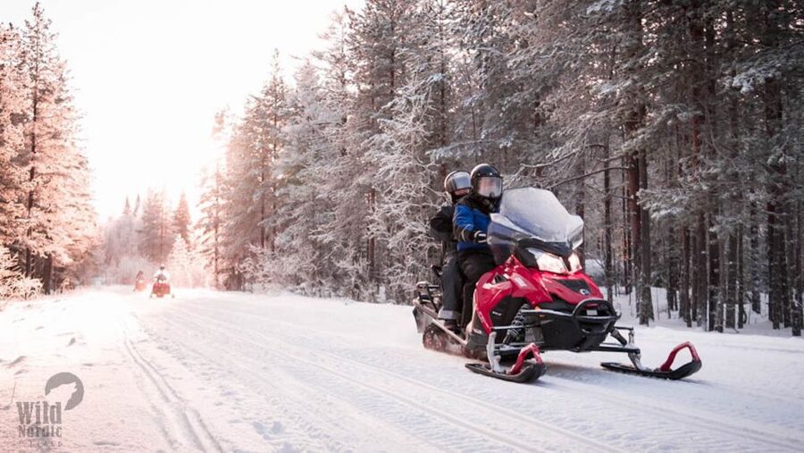 Rovaniemi: Easy Snowmobile Safari - Sharing a snowmobile and managing the short ride
