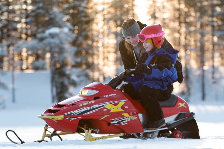 Rovaniemi: Family Snowmobile Trip with Guide and Picnic - A campfire picnic in the cold
