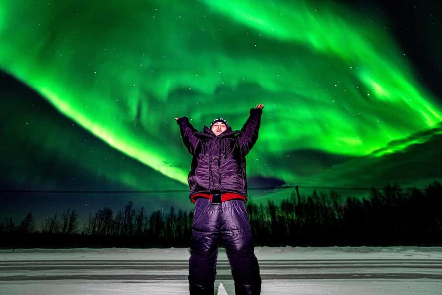 Rovaniemi: Guaranteed Northern Lights Tour with Photos - Photos that let you enjoy the show