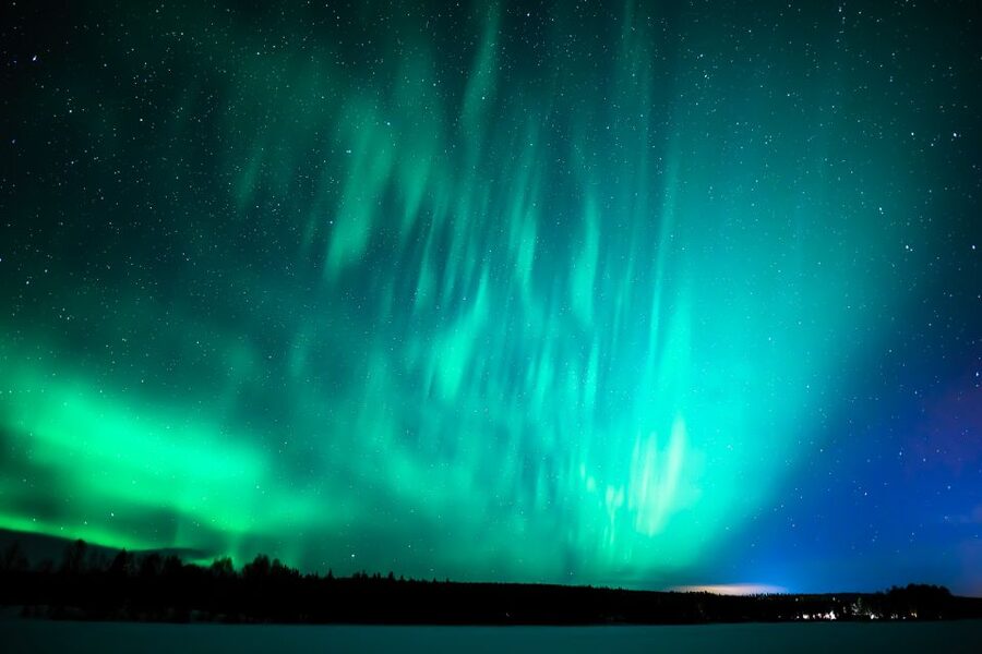 Rovaniemi: Guaranteed Ultimate Aurora Hunt with Photographer - Transport, group size, and languages
