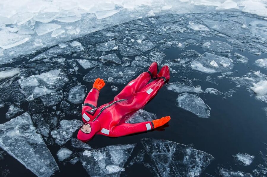 Rovaniemi: Ice Floating Experience - Why the small group of nine matters
