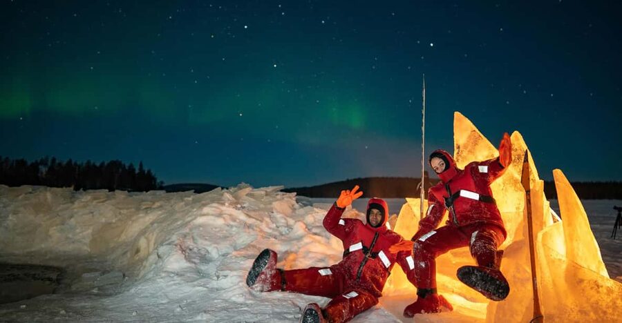 Rovaniemi: Ice Floating in Forest Lake with Aurora Borealis - Warming up with tea and gingerbread