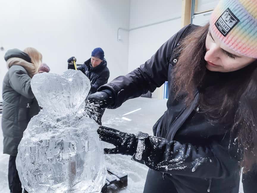 Rovaniemi: Ice sculpting experience - Inside the Arctic SnowHotel