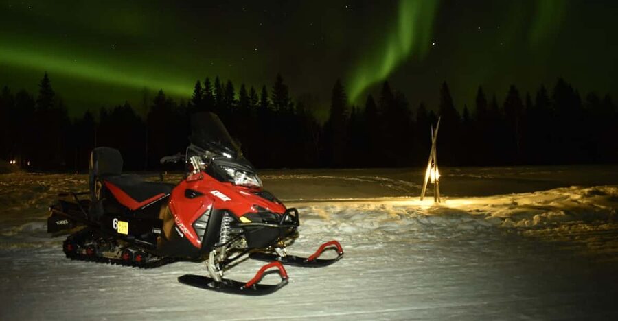 Rovaniemi: Night Snowmobile Tour - The campfire is more than a quick snack stop