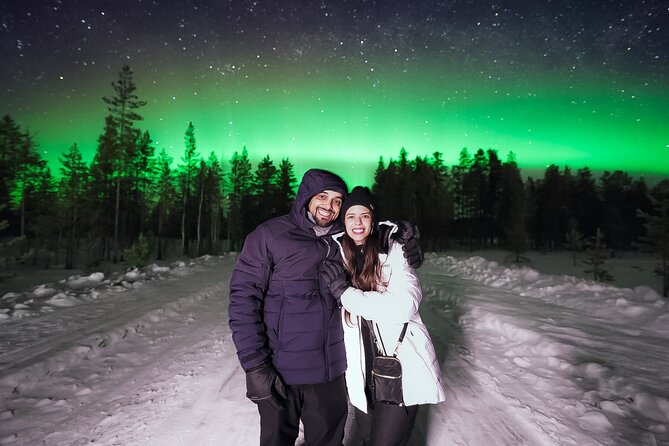 Rovaniemi: Northern Lights Pro Guaranteed - Unlimited (PRIVATE) - Campfire food and warm drinks