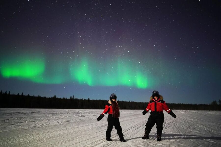 Rovaniemi: Northern Lights Sleigh Ride - Waiting with blueberry juice and gingerbread