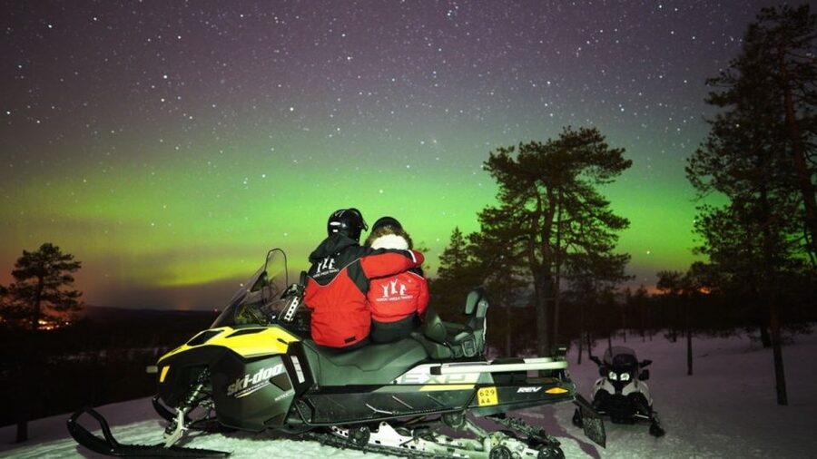 Rovaniemi: Northern Lights Snowmobile Hunt - Riding into the Arctic Circle after dark