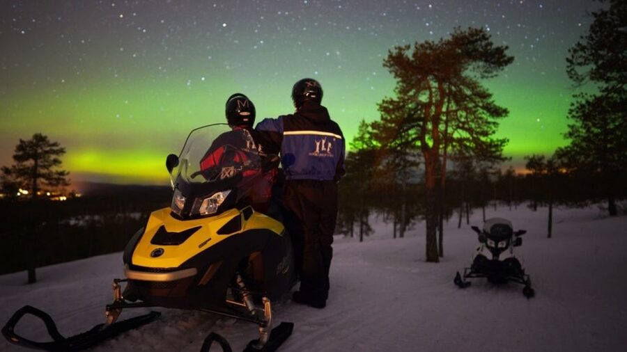 Rovaniemi: Northern Lights Snowmobile Hunt - Getting dressed for Lapland