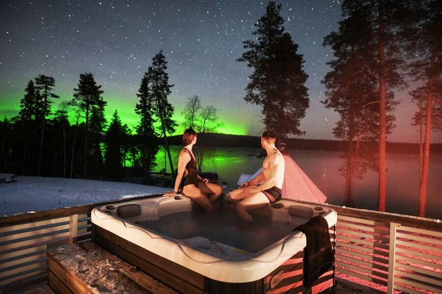 Rovaniemi: Northern Lights Trip with Arctic Sauna & Jacuzzi - What happens during the three-hour outing