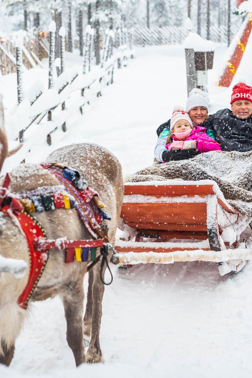 Rovaniemi: Private Pro Photoshoot in Santa Claus Village - Why a Santa Claus Village photoshoot helps