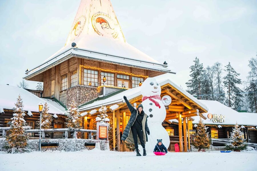 Rovaniemi: Private Pro Photoshoot in Santa Claus Village - Booking details worth knowing