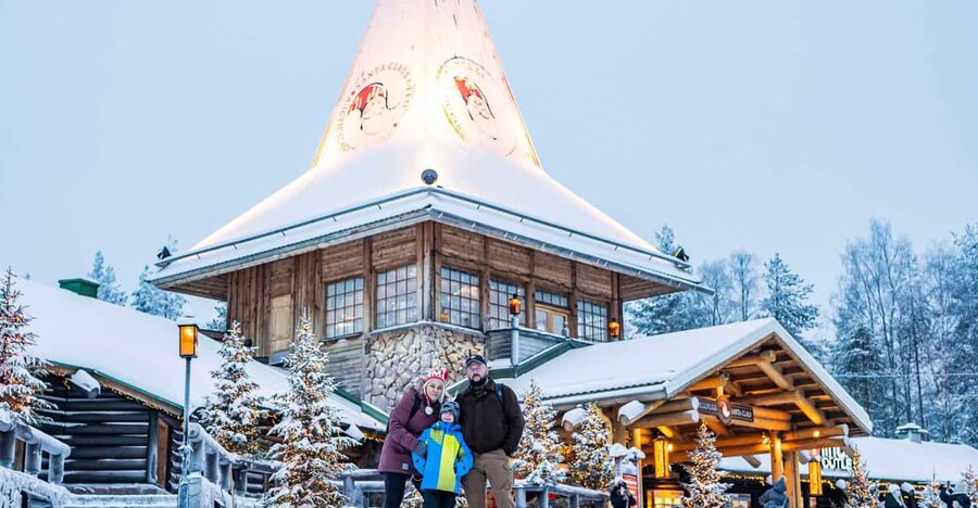 Rovaniemi: Private Pro Photoshoot in Santa Claus Village - Pickup from Rovaniemi and the ride north