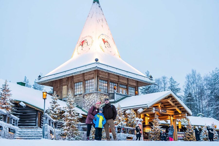 Rovaniemi: Private Pro Photoshoot in Santa Claus Village - The photographers and the human side of the session