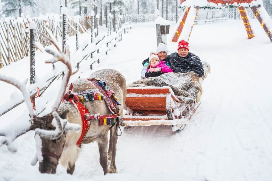 Rovaniemi: Private Pro Photoshoot in Santa Claus Village - Weather, clothing, and timing tips