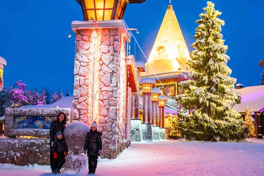 Rovaniemi: Private Pro Photoshoot in Santa Claus Village - Who should book this experience?