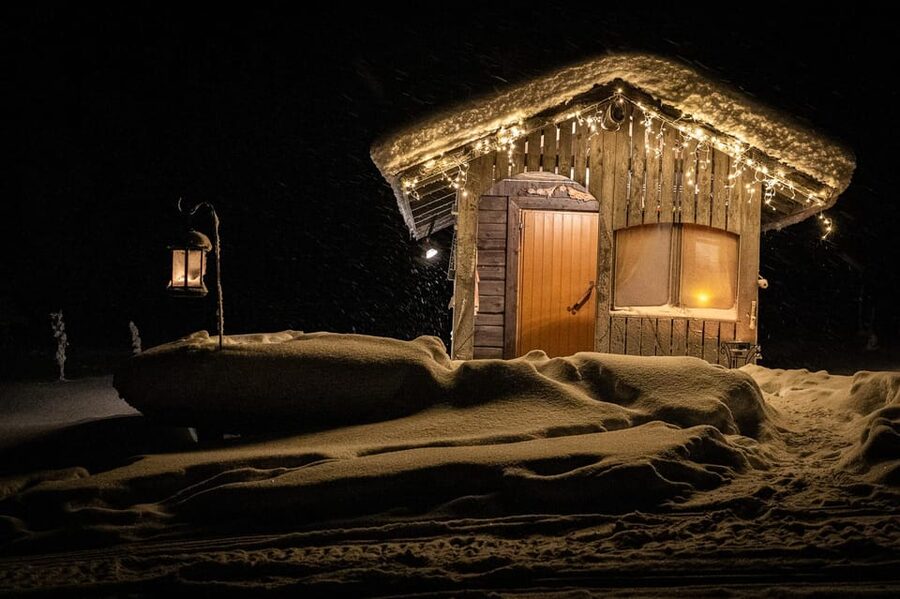 Rovaniemi: Private Sauna and Ice Swimming Tour with Snacks - How the sauna and ice hole routine works