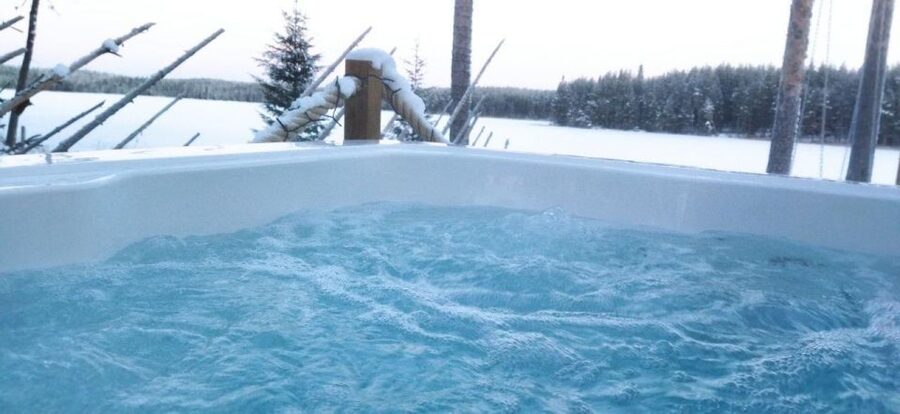 Rovaniemi: Private Sauna, Jacuzzi and Dinner - Dinner in an old Lapland cottage