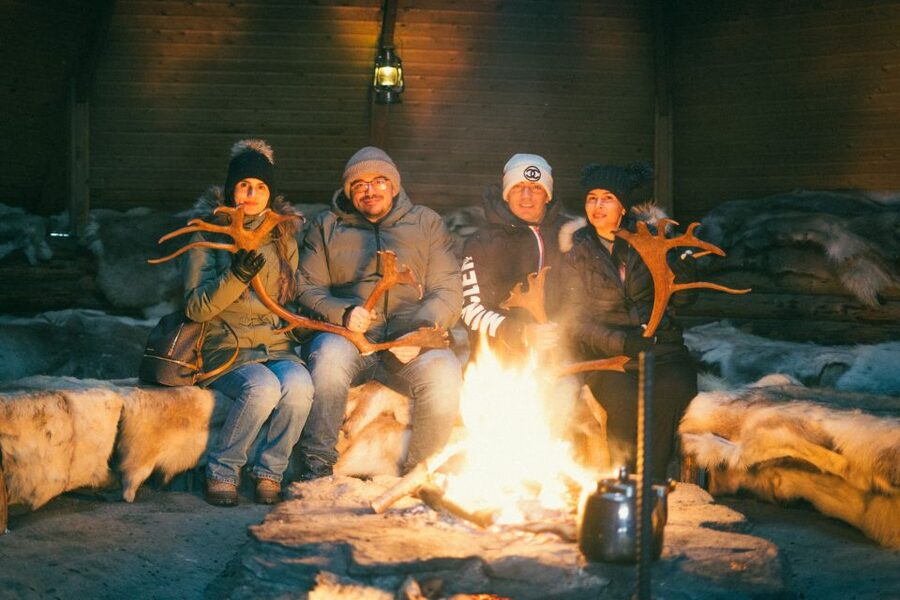 Rovaniemi: Reindeer Farm Visit with Photographer - Meeting the reindeer and learning farm life