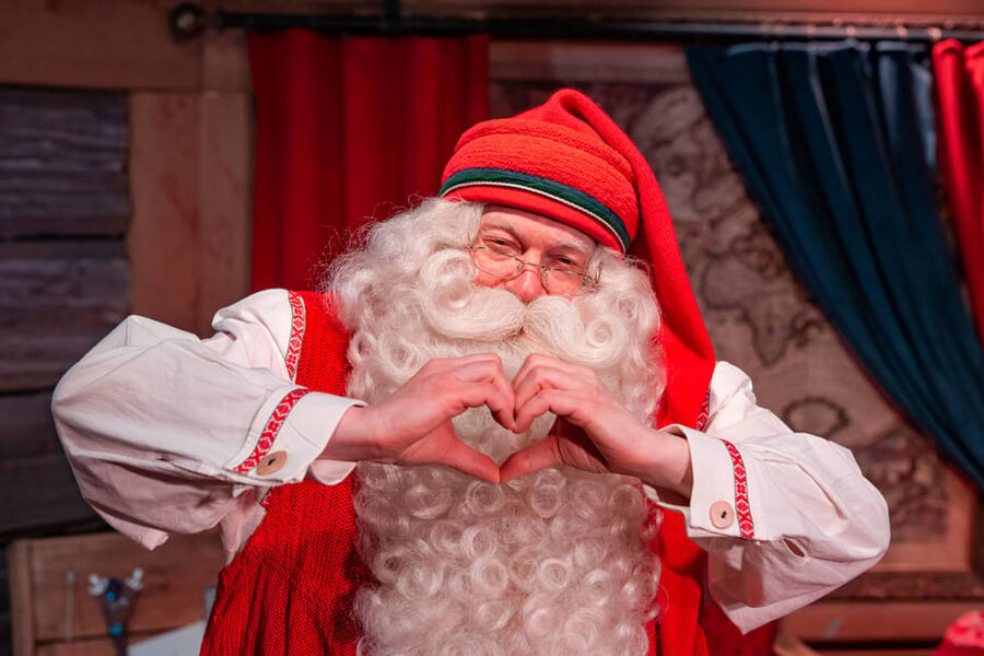 Rovaniemi: Santa Claus Village + Husky & Reindeer Sled Ride - Meeting the huskies at a local farm
