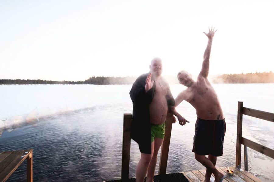 Rovaniemi: Sauna & Ice Swimming Tour with Dinner and Aurora - Salmon by the fire in a wooden cottage