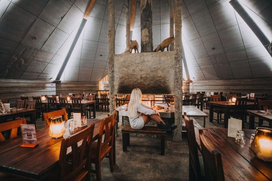 Rovaniemi: Snow Hotel Tour with Food by the Fire - Inside the snow-built hotel