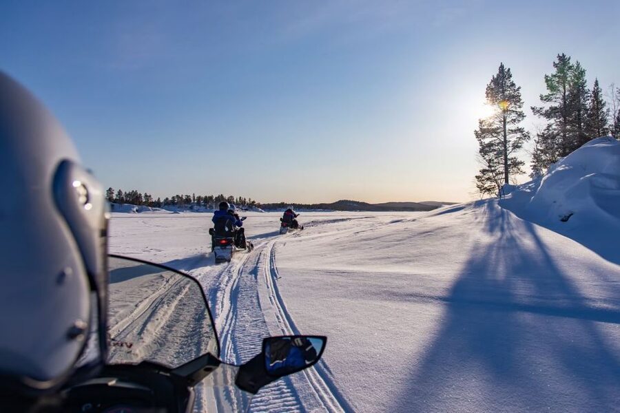Rovaniemi: Snowmobile Safari Adventure - One snowmobile, two drivers, and a controlled pace