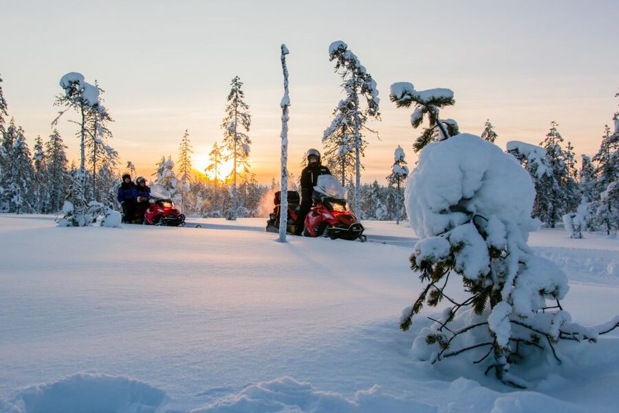 Rovaniemi: Snowmobile Safari to a Reindeer Farm - Learning to handle the snowmobile