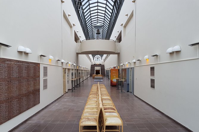 Rovaniemi walking tour and guided Arktikum experience - Sampokeskus and the everyday city