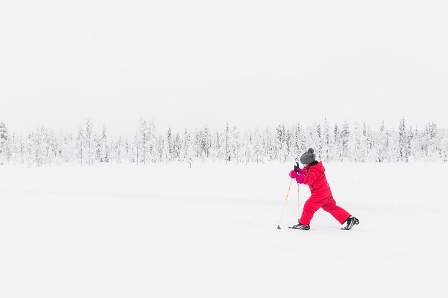 Ruka: Cross-country skiing - Starting at the Ruka Safaris Safarihouse