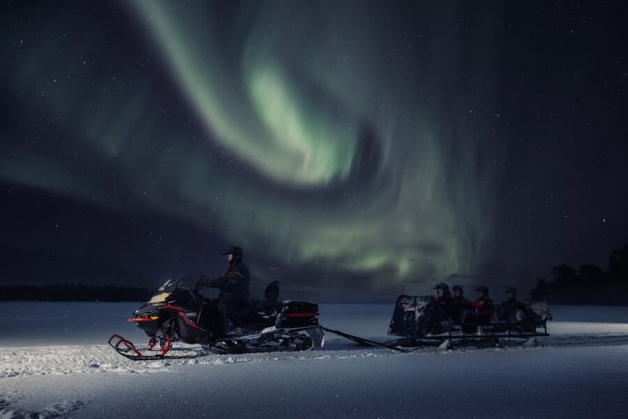 Ruka: Starlight sledging to search for Northern Lights - Searching the sky over the forest