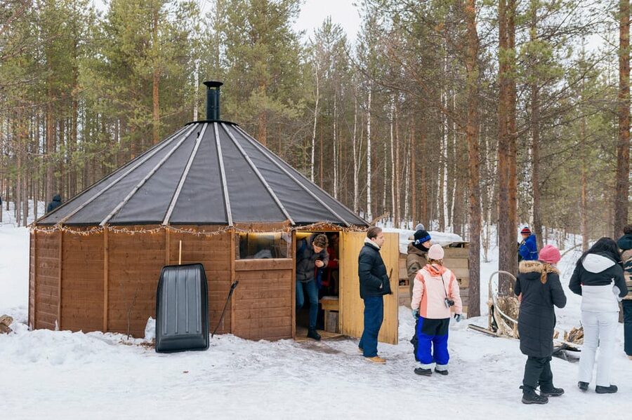 Saariselkä: 10KM Husky Safari with kennel visit - A 10 km route through snowy forest